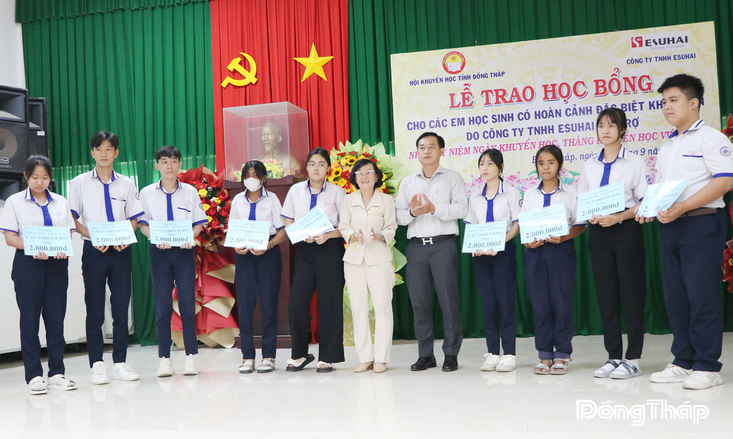 Học sinh nhận học bổng tại Lễ trao học bổng cho học sinh có hoàn cảnh đặc biệt khó khăn.