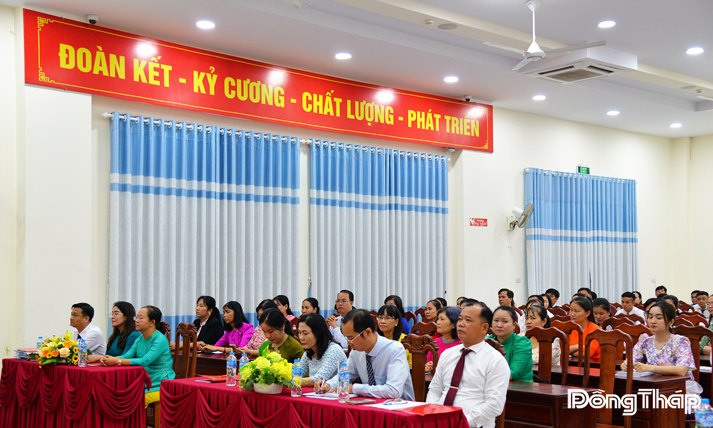 Các đại biểu tham dự lễ khai giảng.
