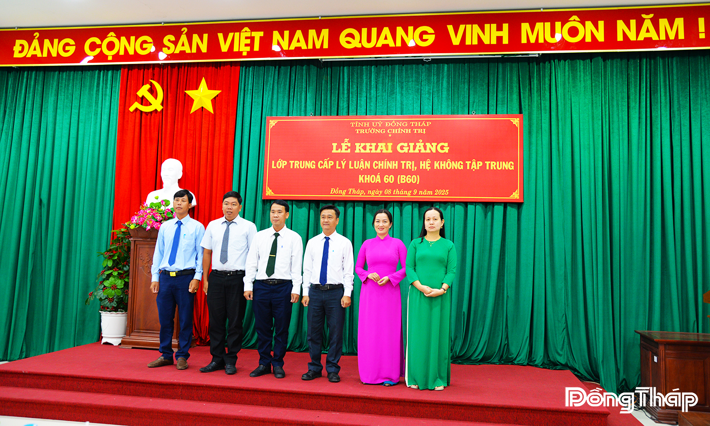 Ra mắt Ban Cán sự lớp học.