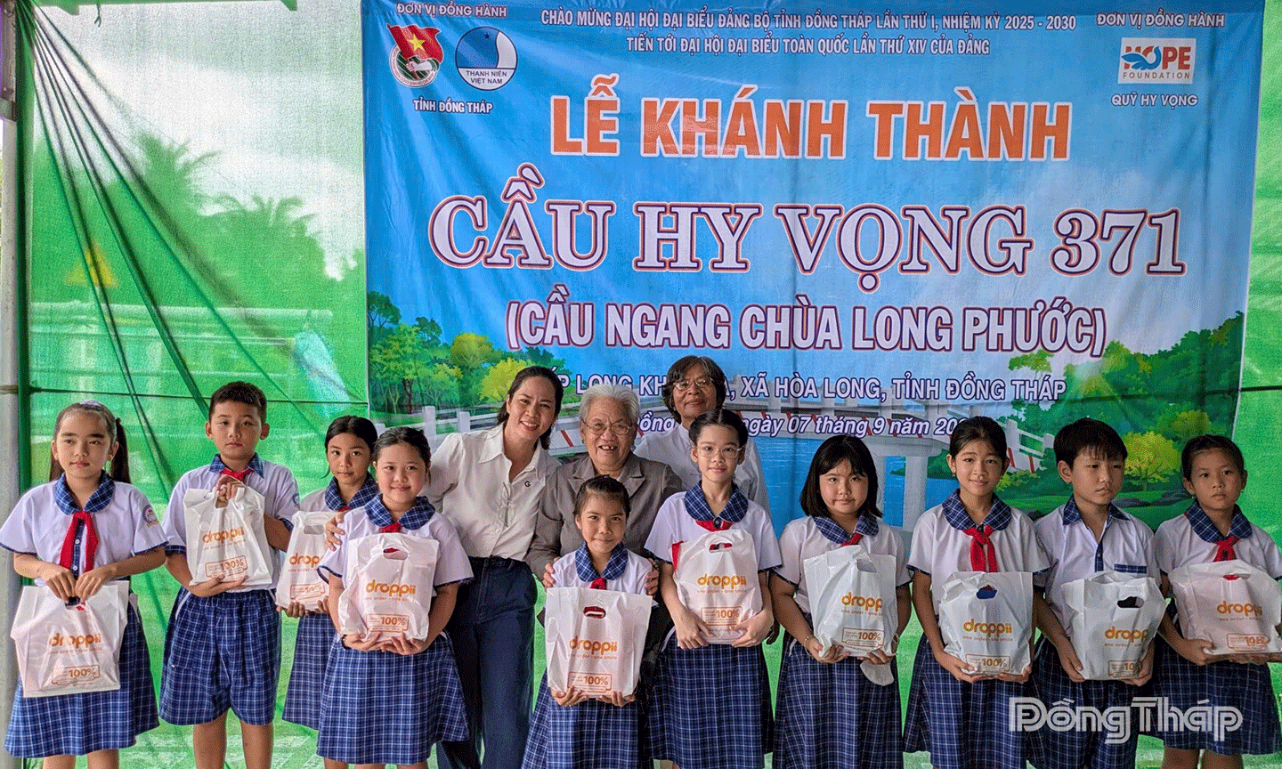 trao tặng nhiều phần quà ý nghĩa cho các em học sinh địa phương