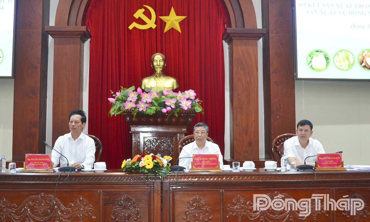 Thứ trưởng Bộ NN&MT Hoàng Trung; Phó Chủ tịch UBND tỉnh Đồng Tháp Nguyễn Thành Diệu; Cục Trưởng cục Trồng trọt và Bảo vệ thực vật Huỳnh Tấn Đạt đồng chủ trì Hội nghị.
