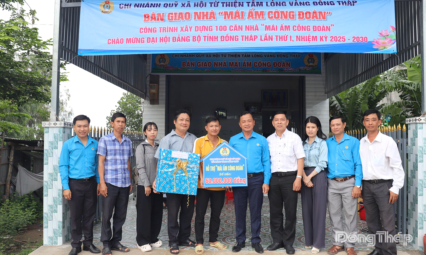 Quang cảnh bàn giao Mái ấm Công đoàn cho anh Nguyễn Thành Tiến - Đoàn viên CĐCS Trung tâm Y tế khu vực Hồng Ngự 2.