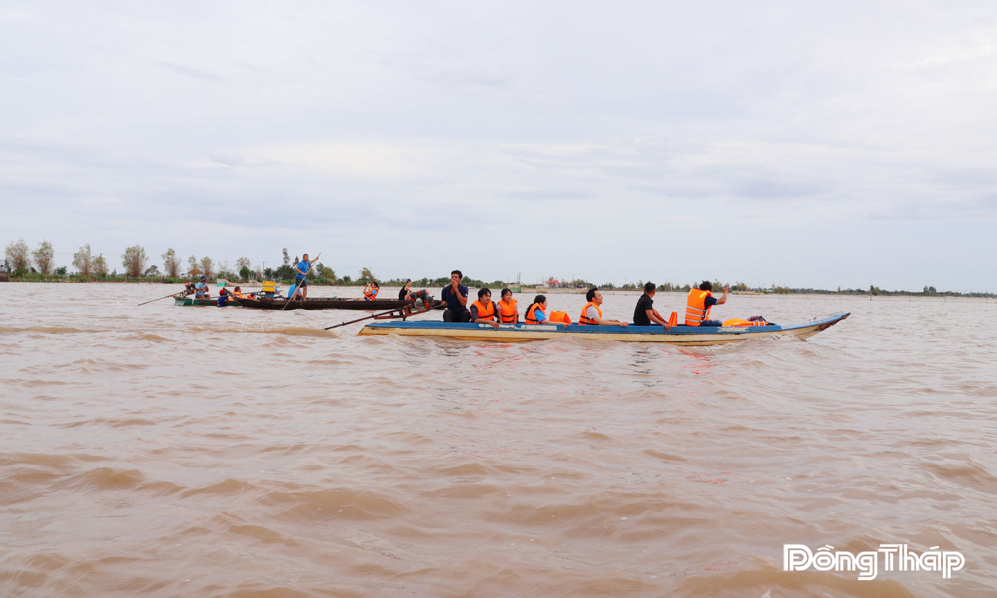 Cánh đồng nước mênh mông mùa nước nổi được nông dân thượng nguồn ở tỉnh Đồng Tháp tận dụng trữ cá và phát triển du lịch cộng đồng.