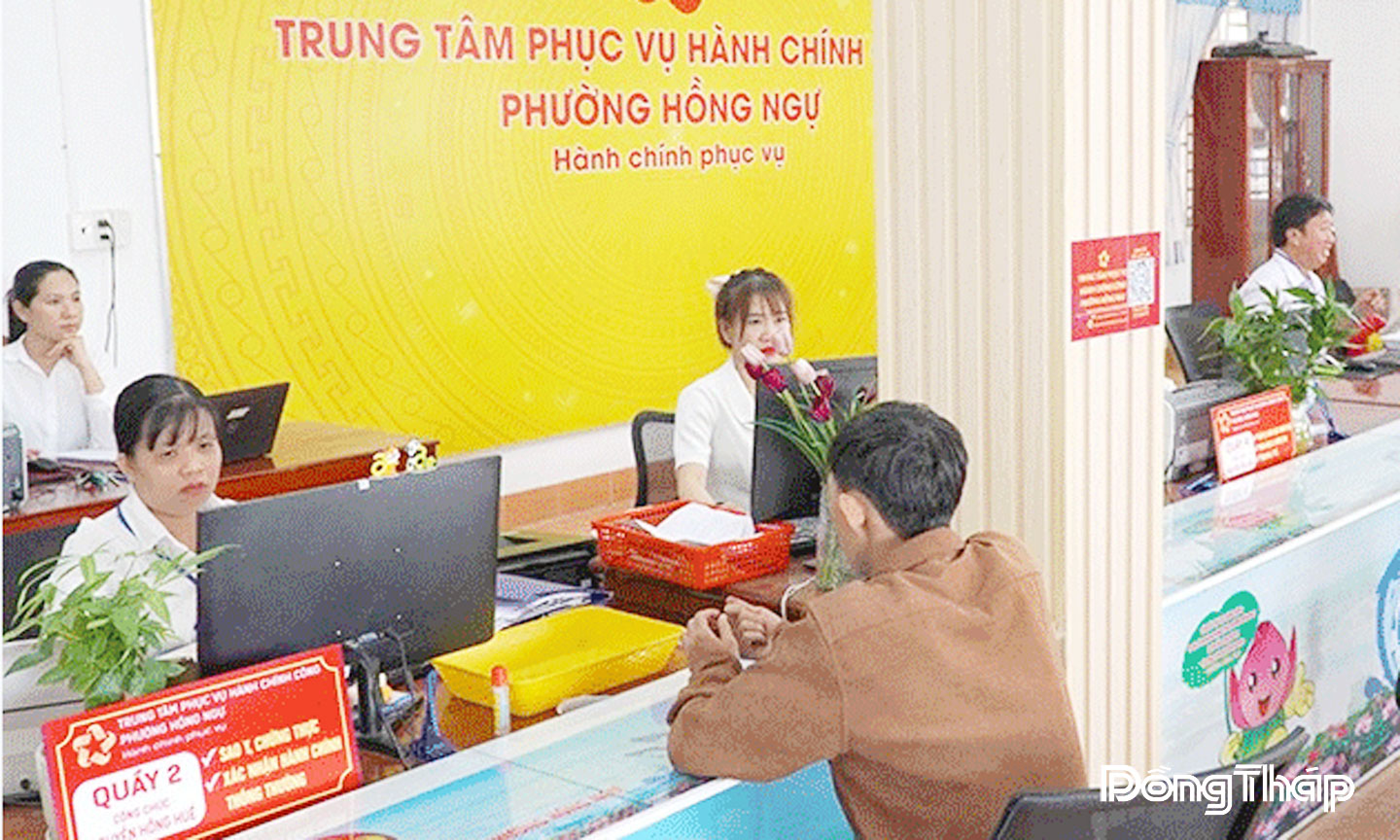Giải quyết thủ tục hành chính cho người dân tại phường Hồng Ngự, tỉnh Đồng Tháp.