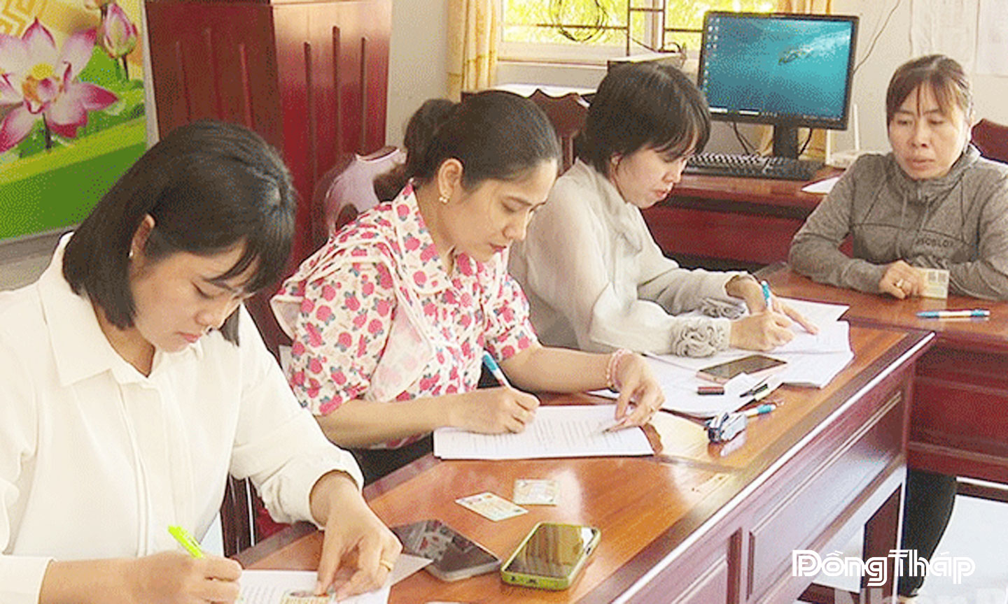 Cán bộ, công chức phường Thường Lạc, tỉnh Đồng Tháp giải quyết thủ tục hành chính lưu động phục vụ người dân.