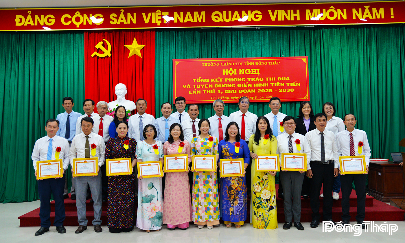 Đại biểu cùng các tập thể, cá nhân điển hình tiên tiến chụp hình lưu niệm.