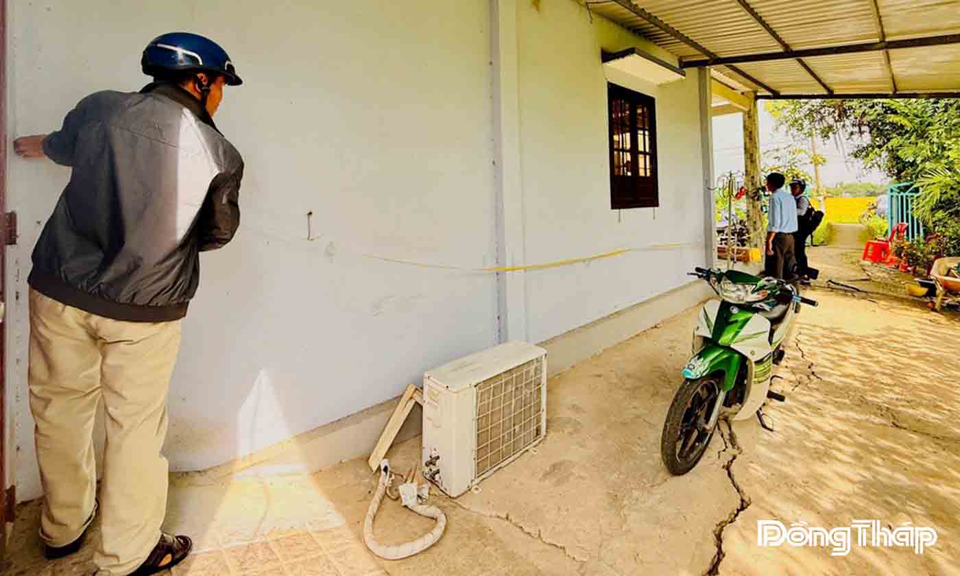 Các đơn vị phối hợp cùng cơ quan Thi hành án dân sự tiến hành đo đạc, xác định hiện trạng nhà, đất phục vụ công tác thi hành án