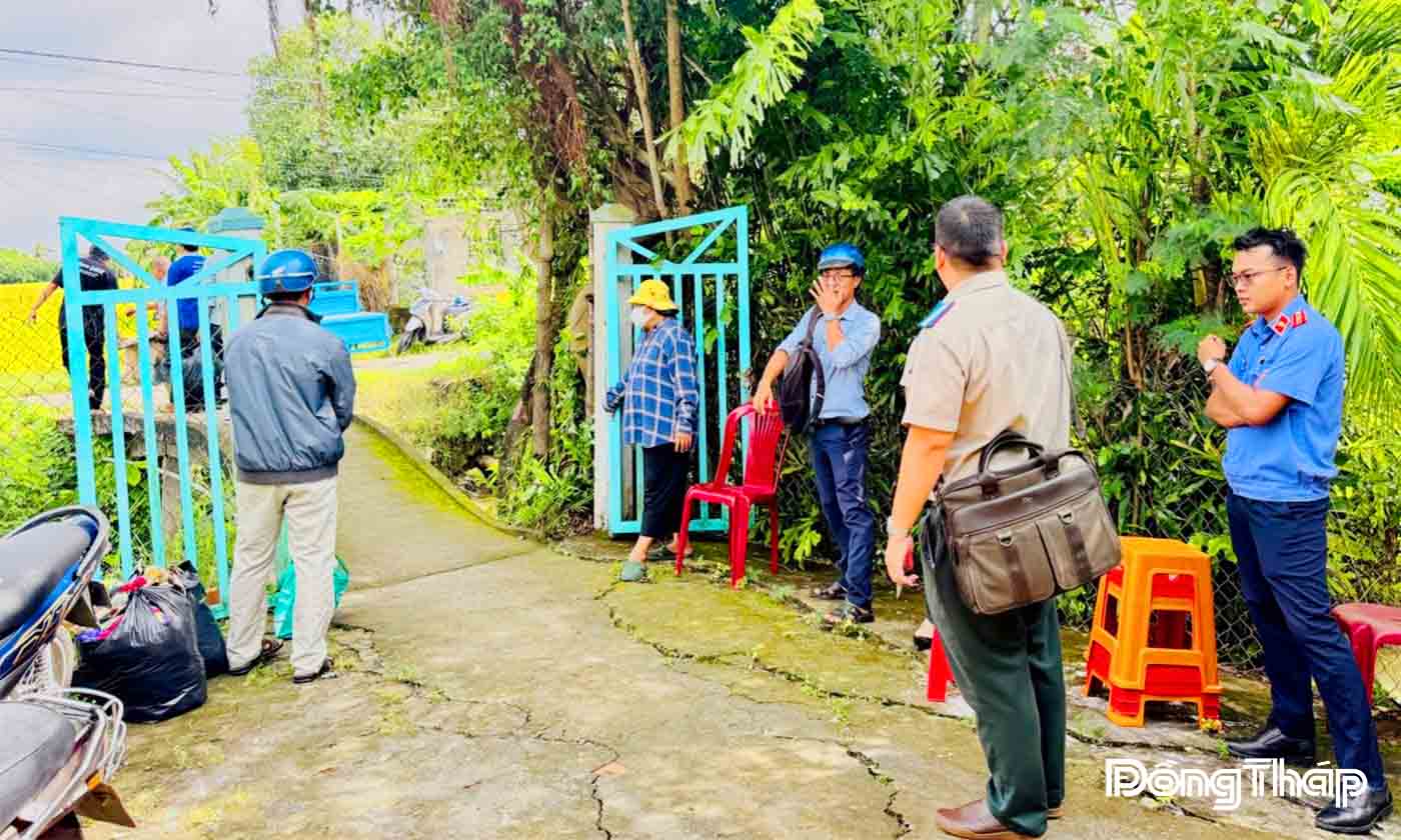 Kiểm sát viên, Chấp hành viên và cán bộ địa phương tham gia giám sát, vận động đương sự trong quá trình thi hành án dân sự