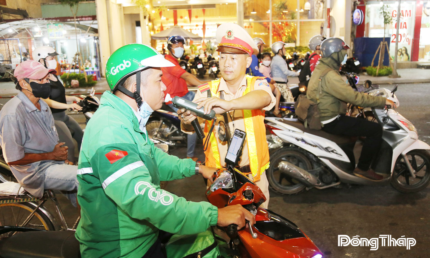 Lực lượng Cảnh sát giao thông quyết liệt xử lý các hành vi vi phạm trật tự an toàn giao thông và các nguyên nhân dẫn đến  tai nạn giao thông.