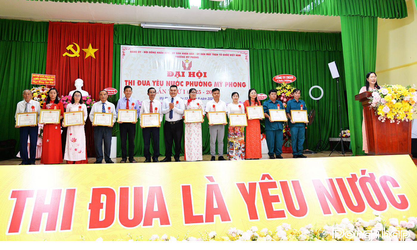Lãnh đạo phường Trung An trao Giấy khen cho 13 tập thể có thành tích tiêu biểu trong phong trào thi đua yêu nước giai đoạn 2020 - 2025.