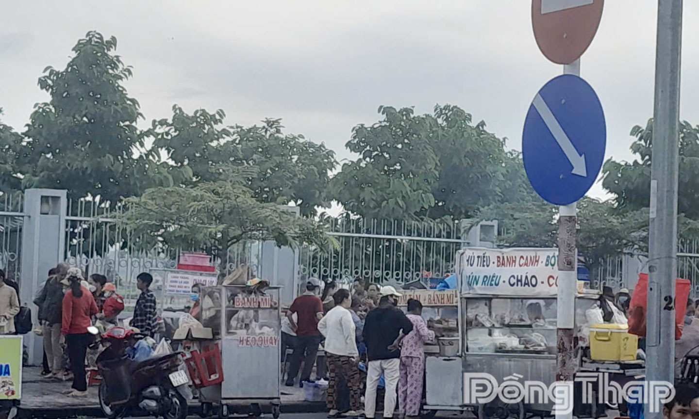 Cơ quan Công an khuyến cáo người dân hạn chế mua hàng rong trước cổng bệnh viện.