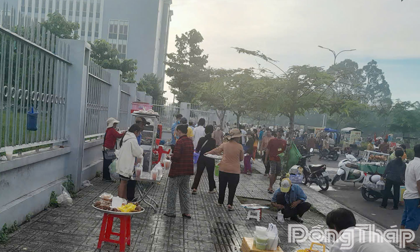 Lực lượng chức năng tiếp tục xử lý hành vi buôn bán hàng rong quanh cổng bệnh viện.