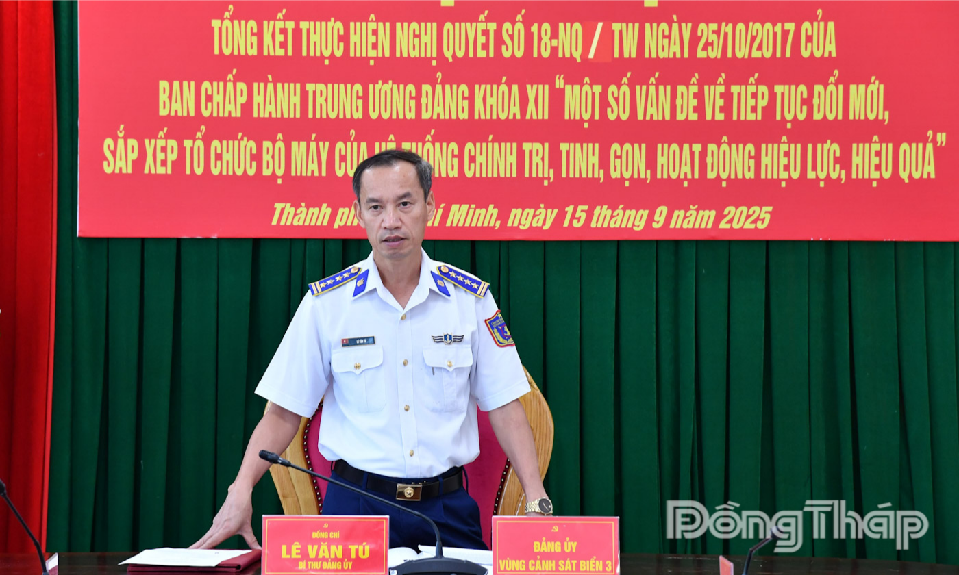 Đại tá Lê Văn Tú, Bí thư Đảng ủy, Chính ủy Vùng Cảnh sát biển 3 phát biểu kết luận hội nghị.