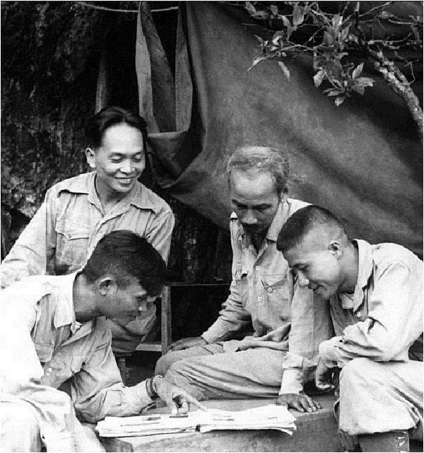 Đại tướng Võ Nguyên Giáp và Chủ tịch Hồ Chí Minh bàn kế hoạch tác chiến với các sĩ quan quân đội trong chiến dịch vào hạ tuần tháng 8-1950. Nguồn: TTXVN