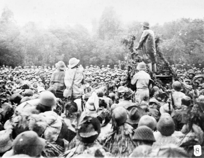 Hạ tuần tháng 8-1950, Chủ tịch Hồ Chí Minh ra mặt trận cùng Bộ Chỉ huy Chiến dịch trực tiếp chỉ đạo chiến dịch. Trên đường ra mặt trận, Người ân cần thăm hỏi, nắm tình hình, vận động bộ đội, dân công. Trong ảnh: Bác Hồ thăm và nói chuyện với cán bộ, chiến sĩ tham gia Chiến dịch Biên giới. Nguồn: TTXVN