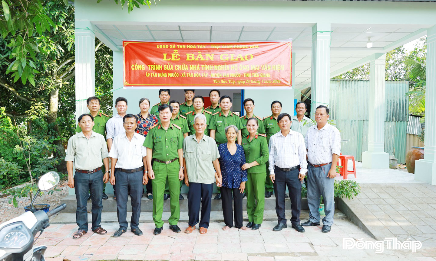 Lễ bàn giao nhà tình nghĩa.