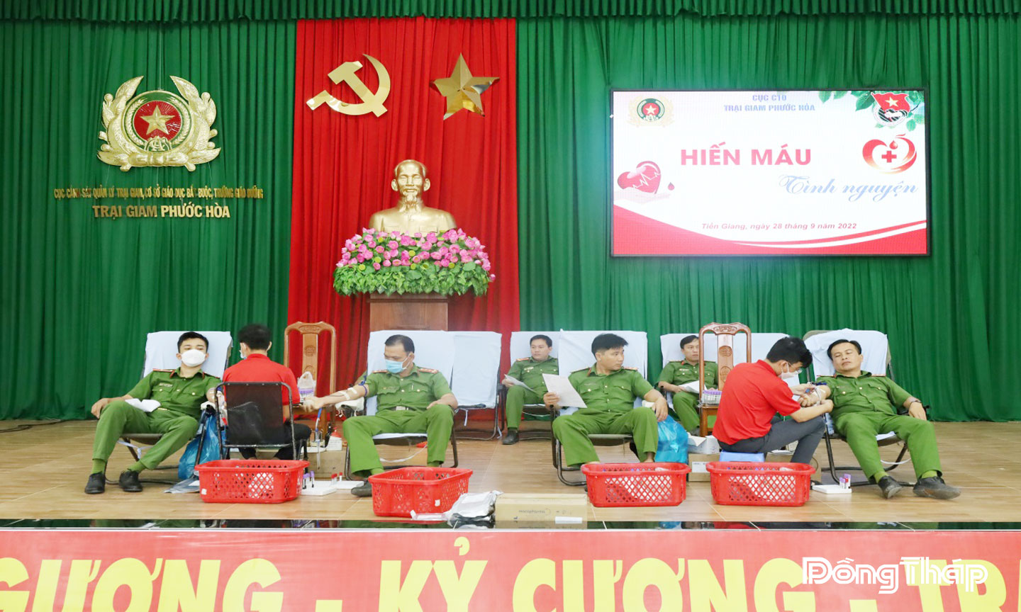 Cán bộ, chiến sỹ hiến máu tình nguyện.