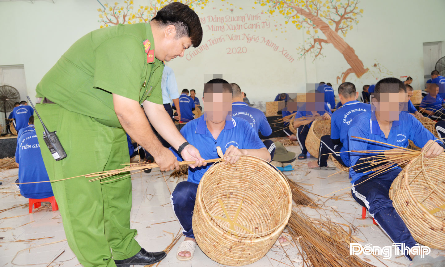Cán bộ và chiến sĩ hướng dẫn học viên hoàn thành các sản phẩm thủ công.