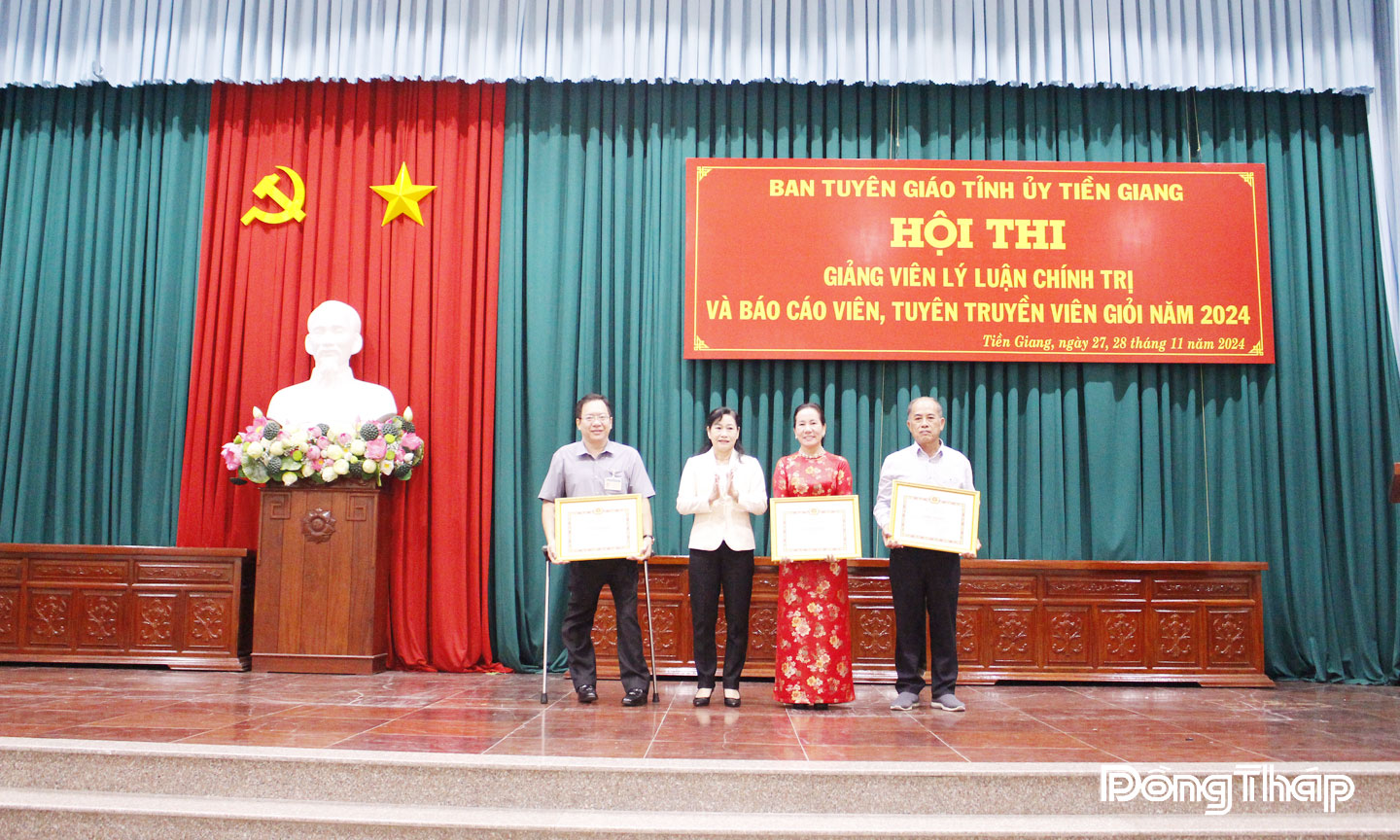  Đại diện Đảng ủy xã Long Bình (bìa phải) nhận Bằng khen của Ban Tuyên giáo Trung ương (nay là Ban Tuyên giáo và Dân vận Trung ương) vì đã có thành tích tiêu biểu trong học tập và làm theo tư tưởng, đạo đức,  phong cách Hồ Chí Minh năm 2024.