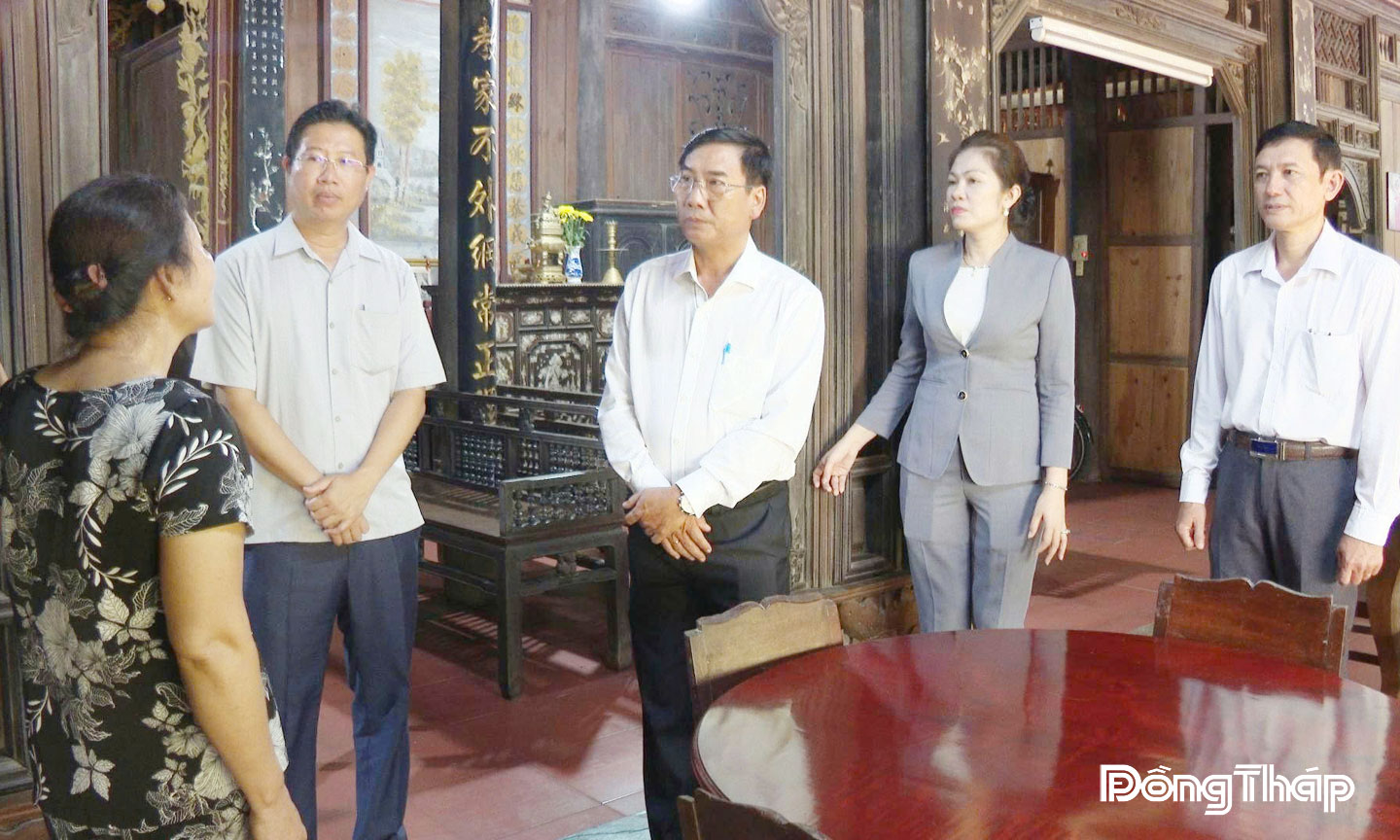 Phó Chủ tịch UBND tỉnh Đồng Tháp Huỳnh Minh Tuấn và lãnh đạo xã Cái Bè khảo sát thực tế các điểm du lịch tại Làng cổ Đông Hòa Hiệp, xã Cái Bè.