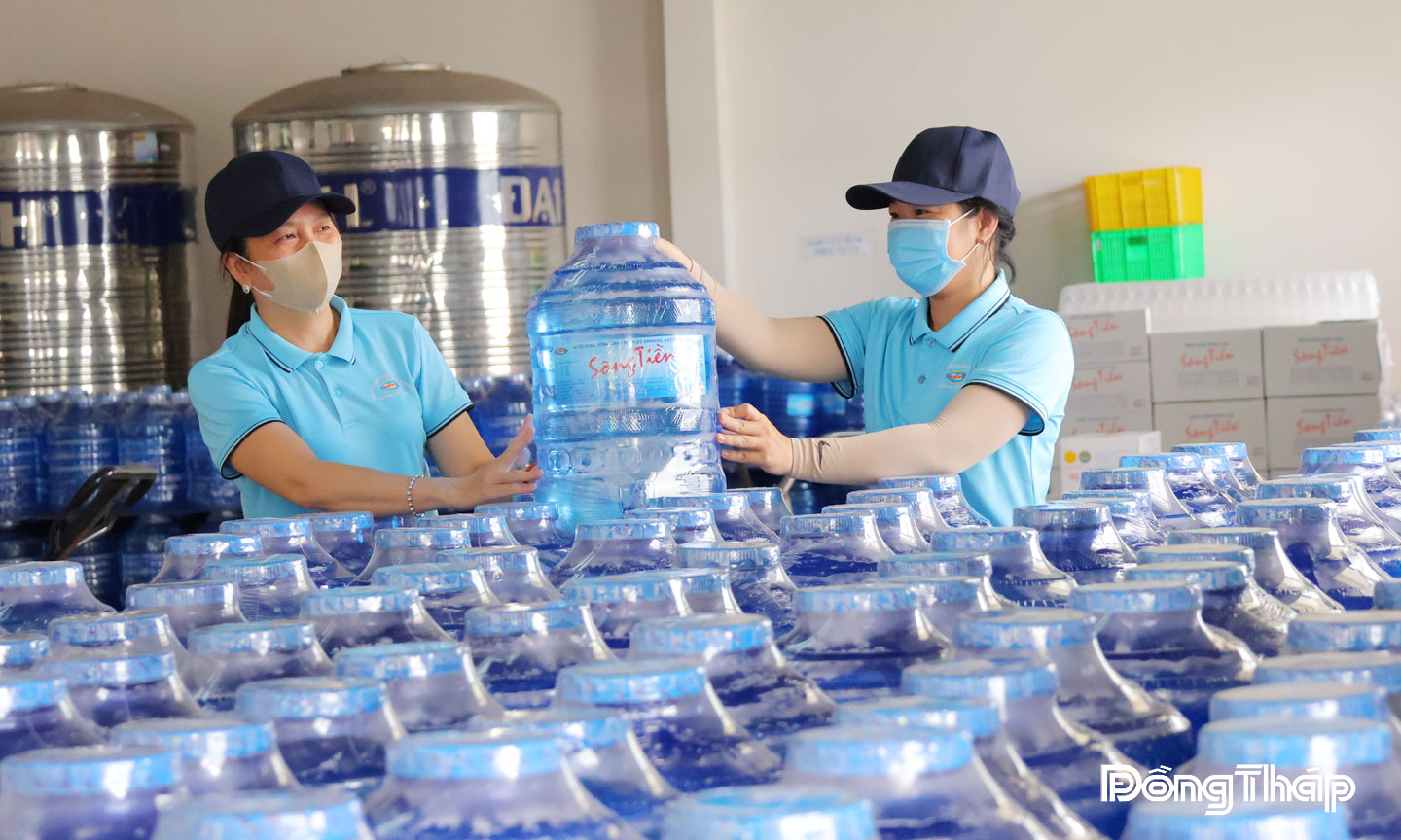 Nước uống đóng chai nhãn hiệu Nước Sông Tiền của Trung tâm Nghiên cứu Ứng dụng và Dịch vụ khoa học và công nghệ tỉnh Đồng Tháp được sản xuất bằng công nghệ tiên tiến nhập từ Mỹ và Canada.