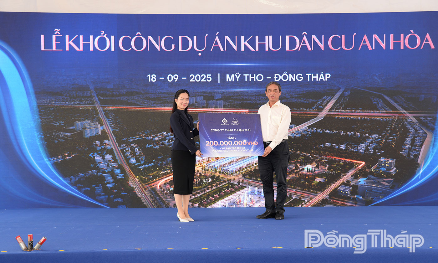 Dịp này, chủ đầu tư trao tặng Quỹ Bảo trợ trẻ em phường Đạo Thạnh 200 triệu đồng.