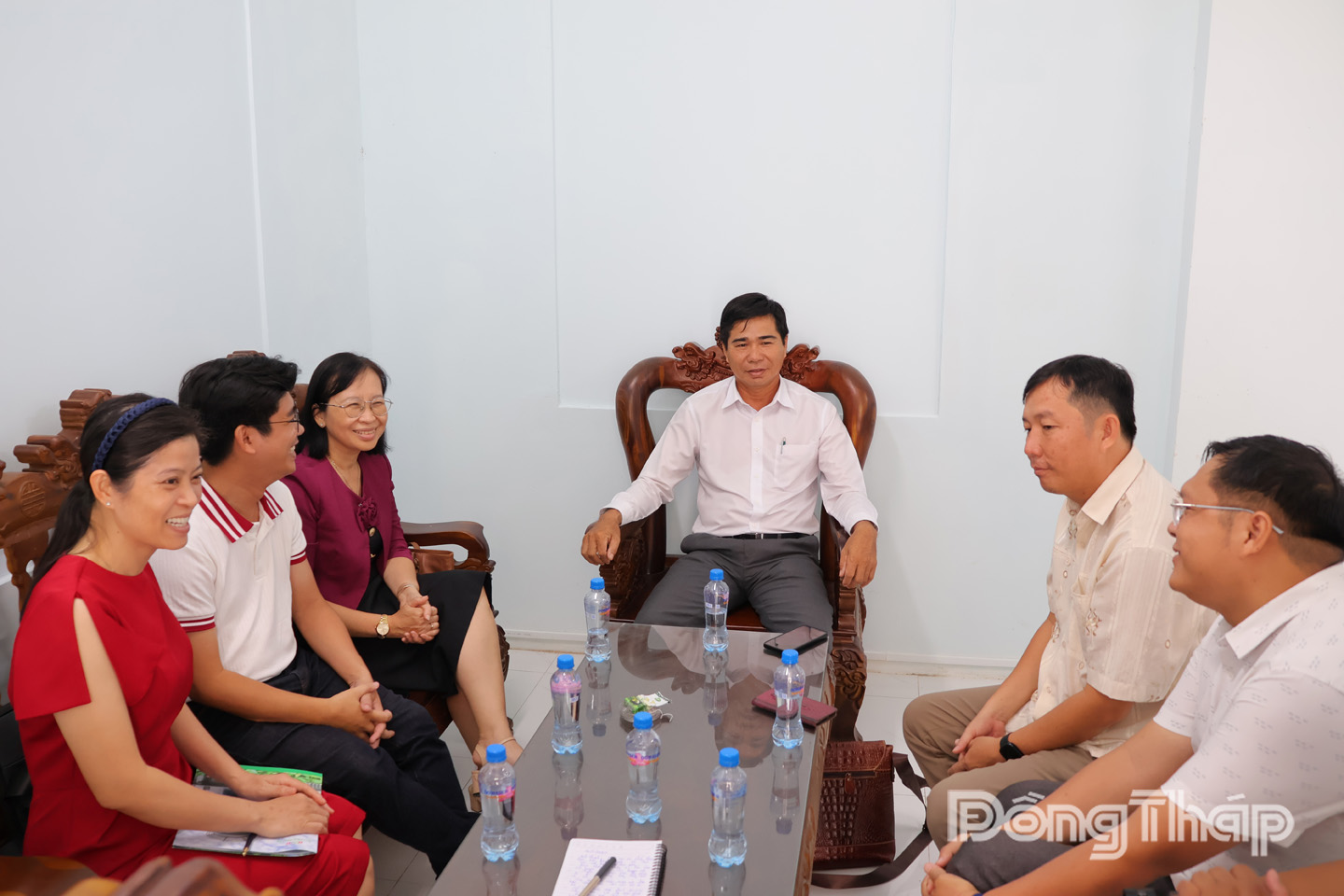 Đoàn công tác của Báo và phát thanh, truyền hình Đồng Tháp làm việc với UBND xã Tam Nông.