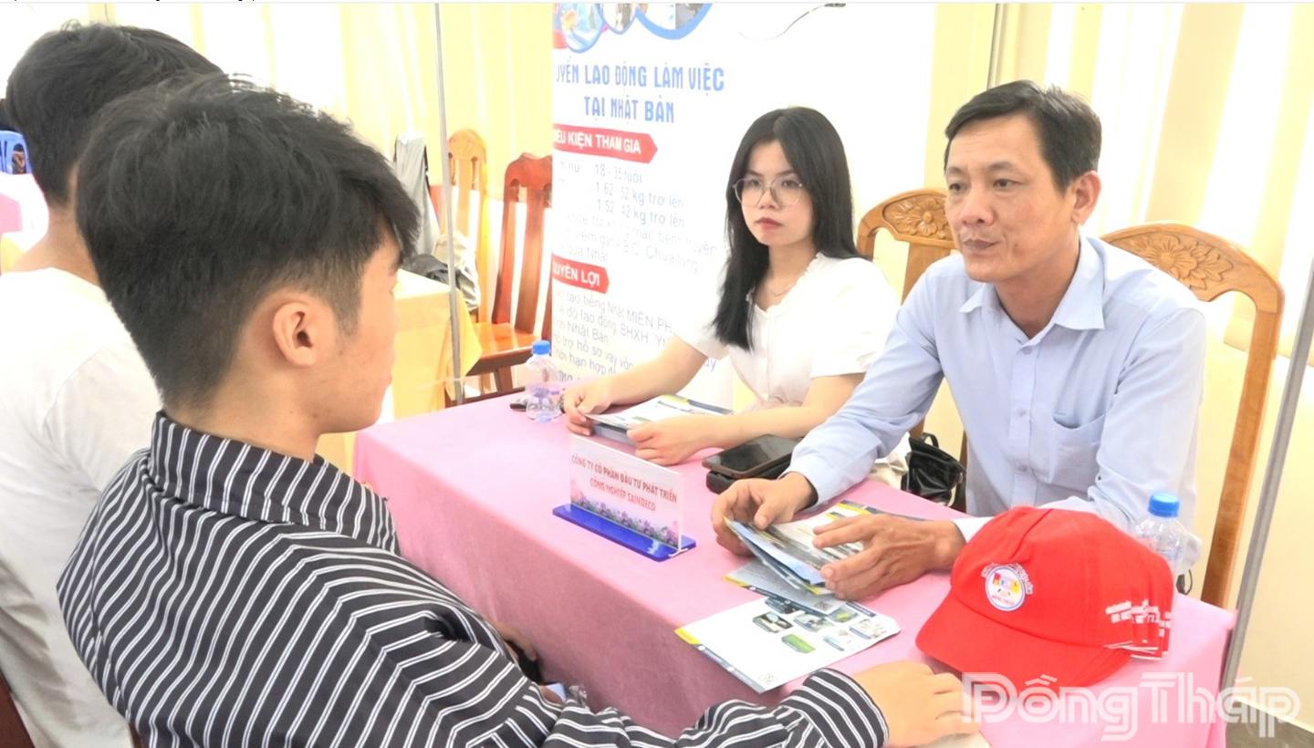 Người lao động tham gia phỏng vấn tìm kiếm việc làm