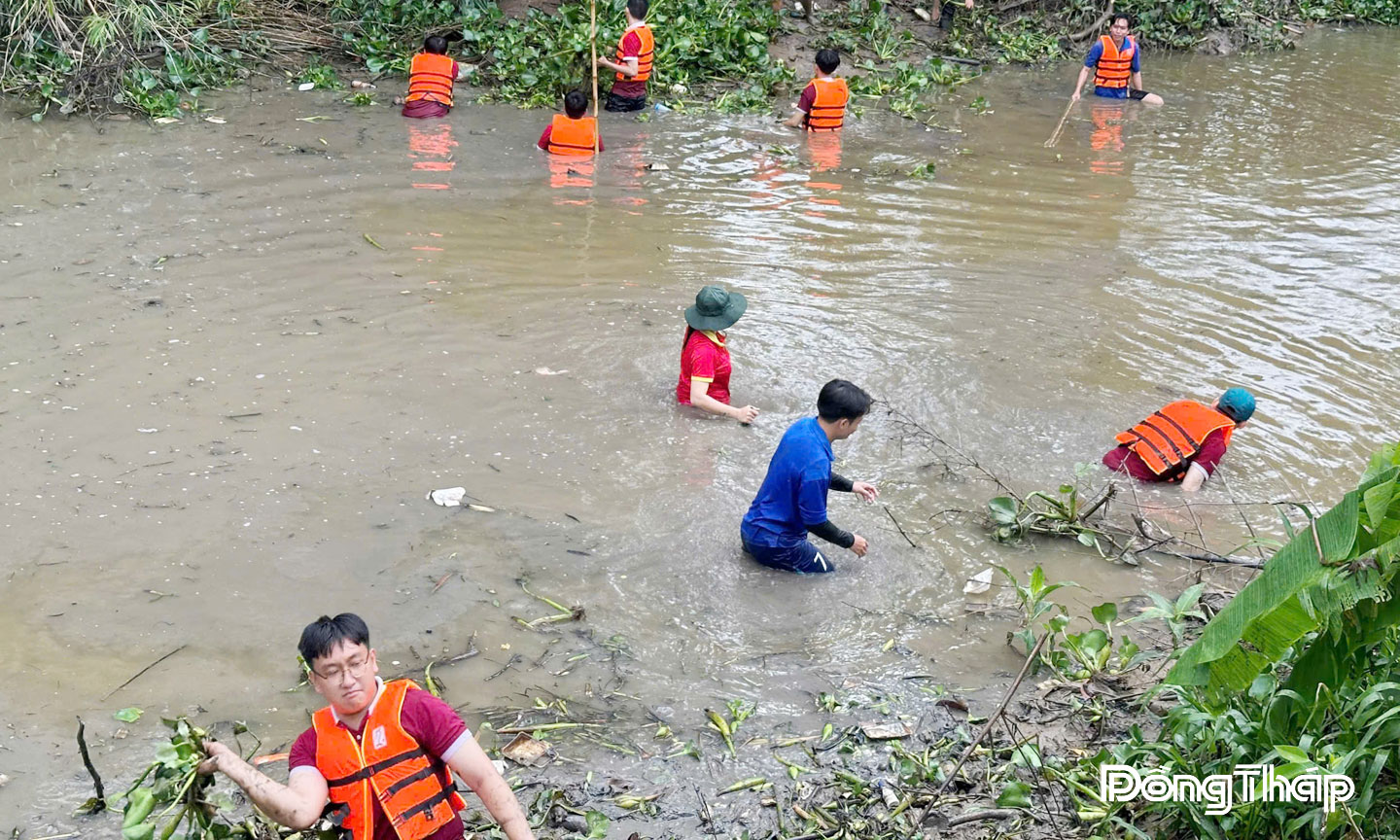 Đoàn viên, thanh niên xã Lấp Vò dọn dẹp vệ sinh tuyến kênh, khơi thông dòng chảy.