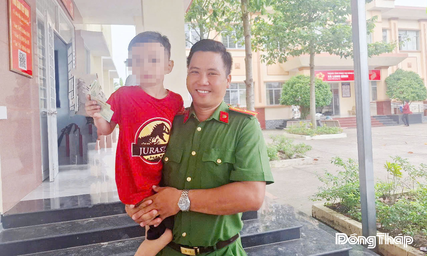 Bé P.T.Đ. - một trong những “đứa con” của Thiếu tá Nguyễn Thành Sang  và lực lượng Công an xã.