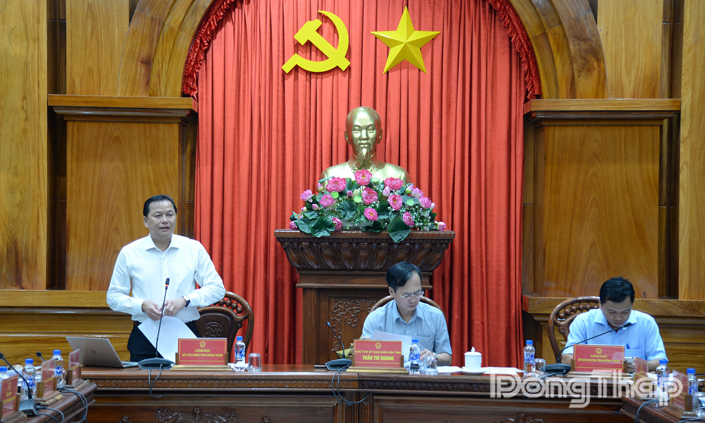 Phó Giám đốc Sở Tài chính Nguyễn Đình Thông báo cáo kết quả giải ngân vốn đầu tư công của tỉnh.
