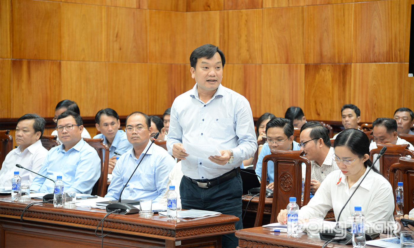 Trưởng Ban Quản lý khu kinh tế Nguyễn Nhật Trường phát biểu tại cuộc họp.