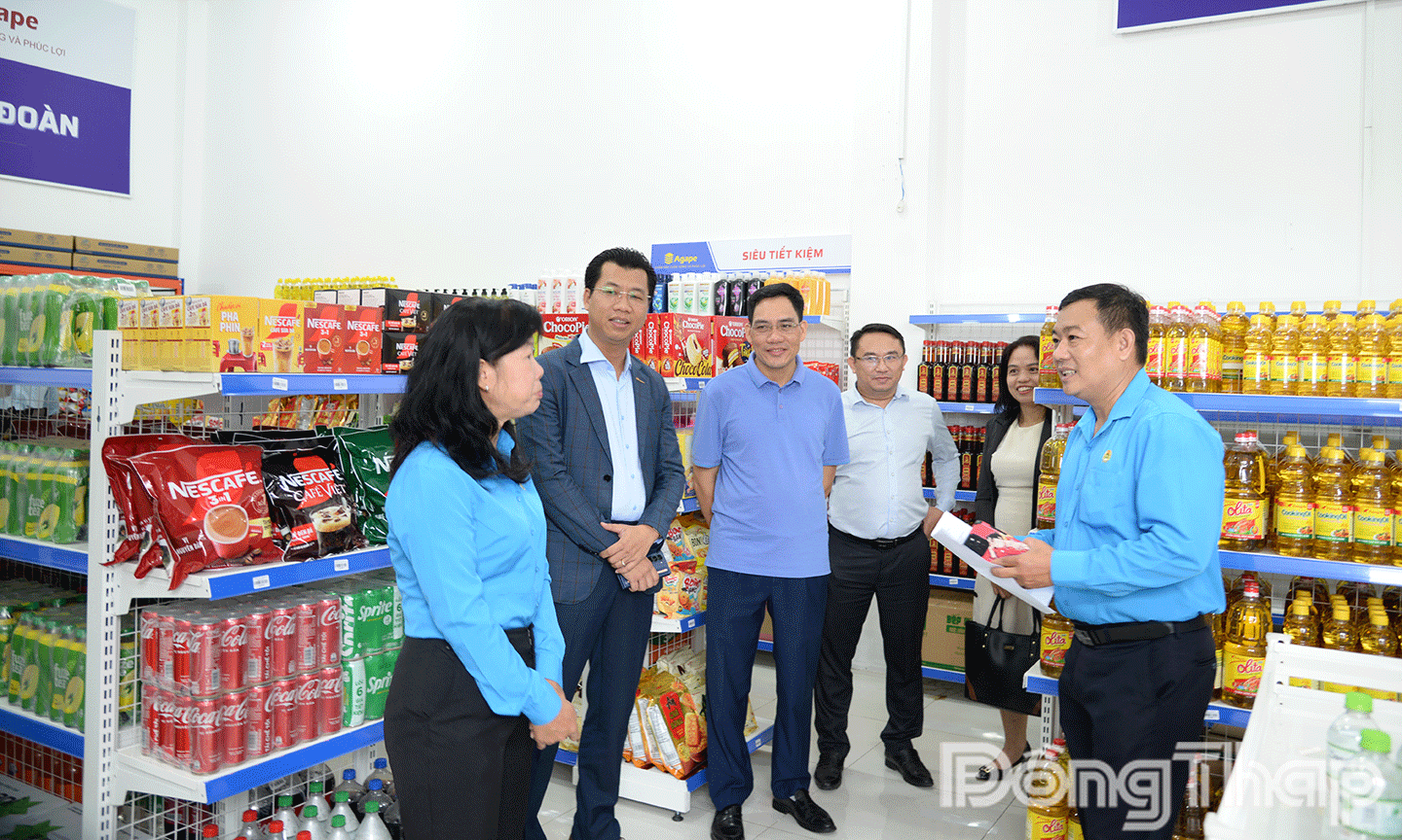 Đại biểu tham quan trong Siêu thị Phúc lợi