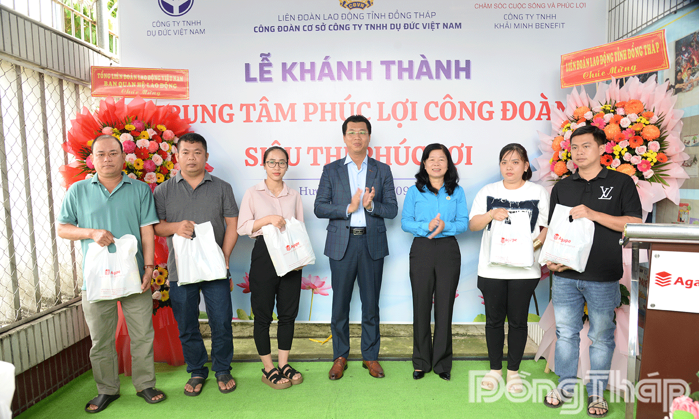 Agape cũng đã trao tặng 40 triệu đồng và 200 phần quà hỗ trợ đoàn viên có hoàn cảnh khó khăn trên địa bàn tỉnh