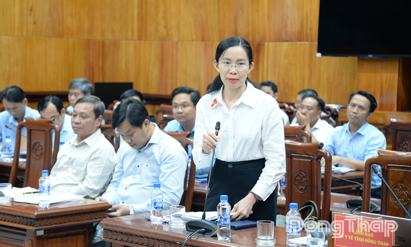 Giám đốc Ban Quản lý dự án đầu tư xây dựng công trình dân dụng và công nghiệp Nguyễn Thị Thanh Phương phát biểu tại cuộc họp.