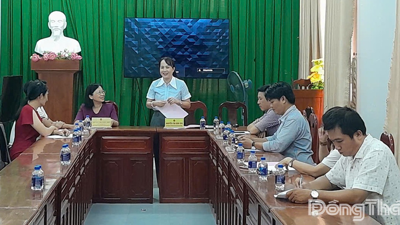 Phó Chủ tịch UBND phường Hồng Ngự Nguyễn Thị Kim Yến phát biểu thống nhất công tác phối hợp tuyên truyền với Báo và phát thanh, truyền hình Đồng Tháp.