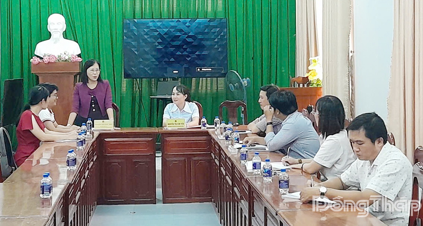 Đồng chí Nguyễn Thị Ngọc Diệp, Phó Tổng Biên tập Báo và phát thanh, truyền hình Đồng Tháp phát biểu tại buổi làm việc.