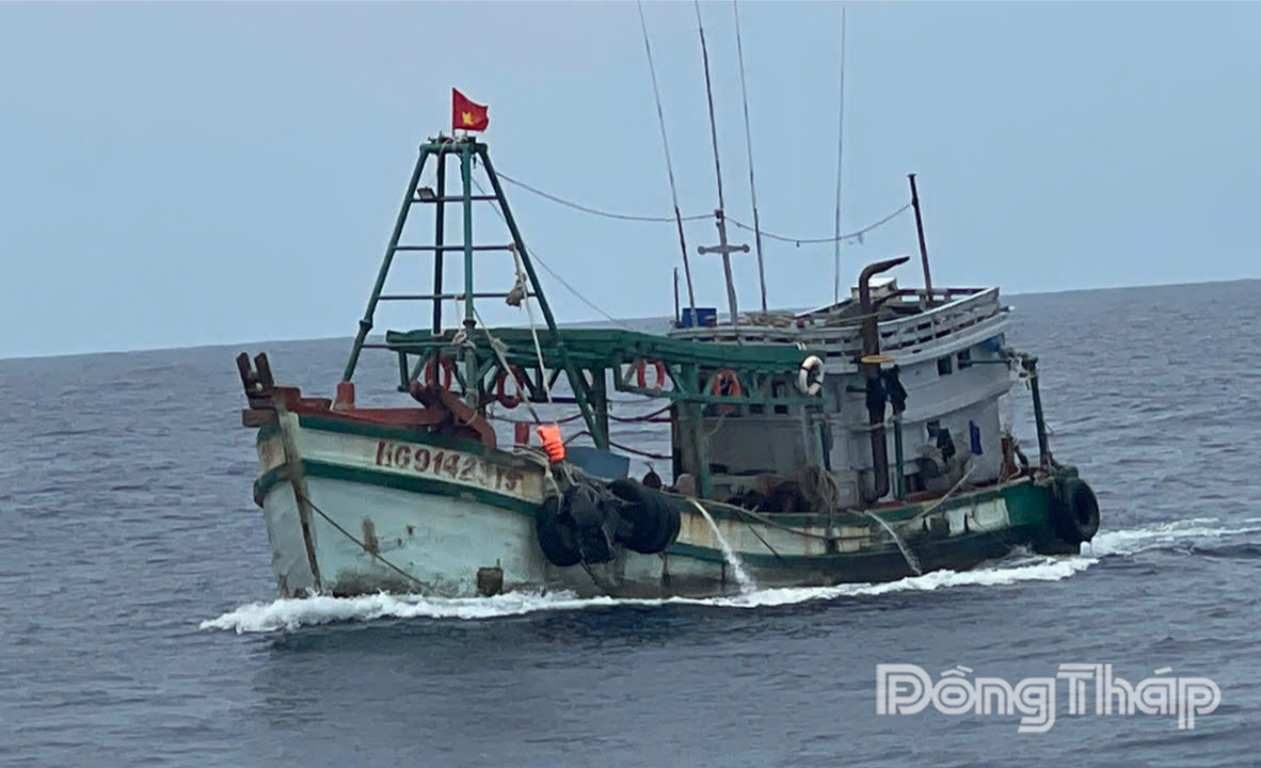 Tàu KG-91423TS đang đánh bắt thủy sản trên biển.