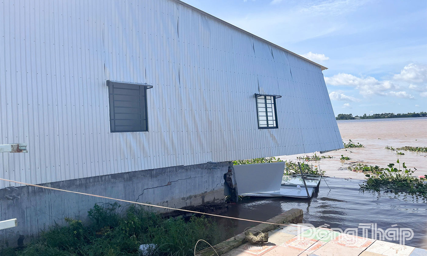 Nhà dân bị hư hại do sạt lở.