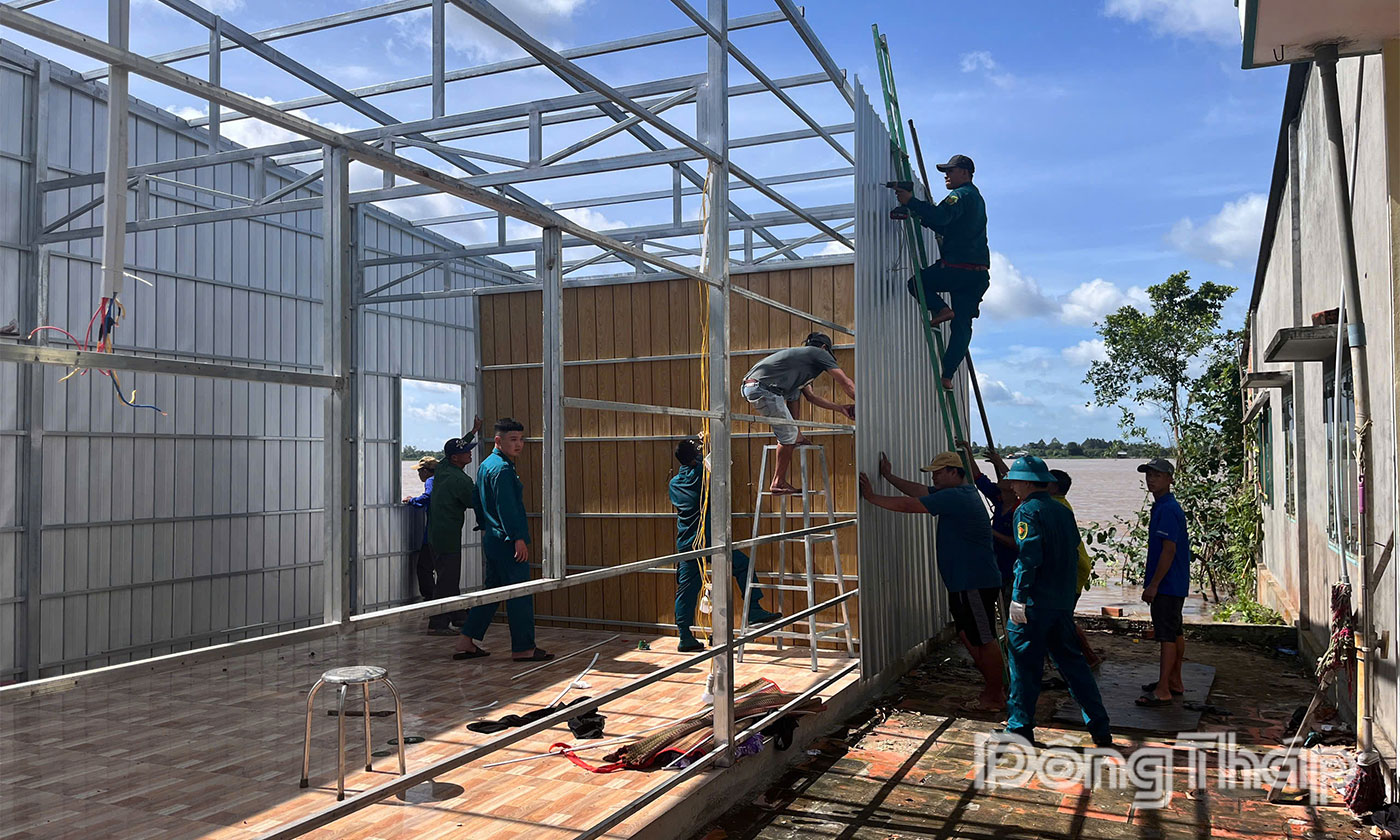 Lực lượng chức năng hỗ trợ người dân khắc phục hậu quả.