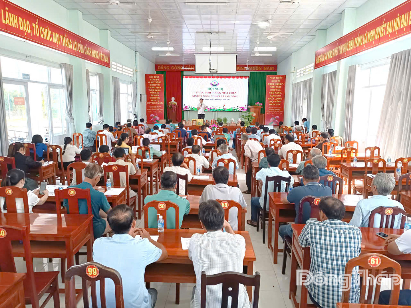 Quang cảnh buổi hội nghị.