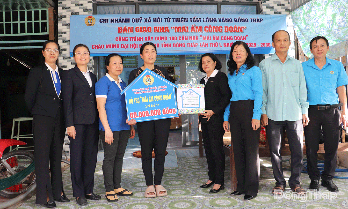 Bàn giao “Mái ấm Công đoàn” cho đoàn viên Huỳnh Thị Kim Loan, CĐCS Công ty Cổ phần Vĩnh Hoàn.