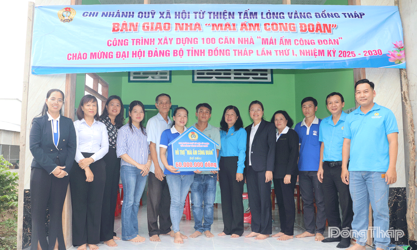 Quang cảnh bàn giao “Mái ấm Công đoàn” cho đoàn viên Bùi Thị Yến Lượng, CĐCS Công ty Cổ phần Vĩnh Hoàn.