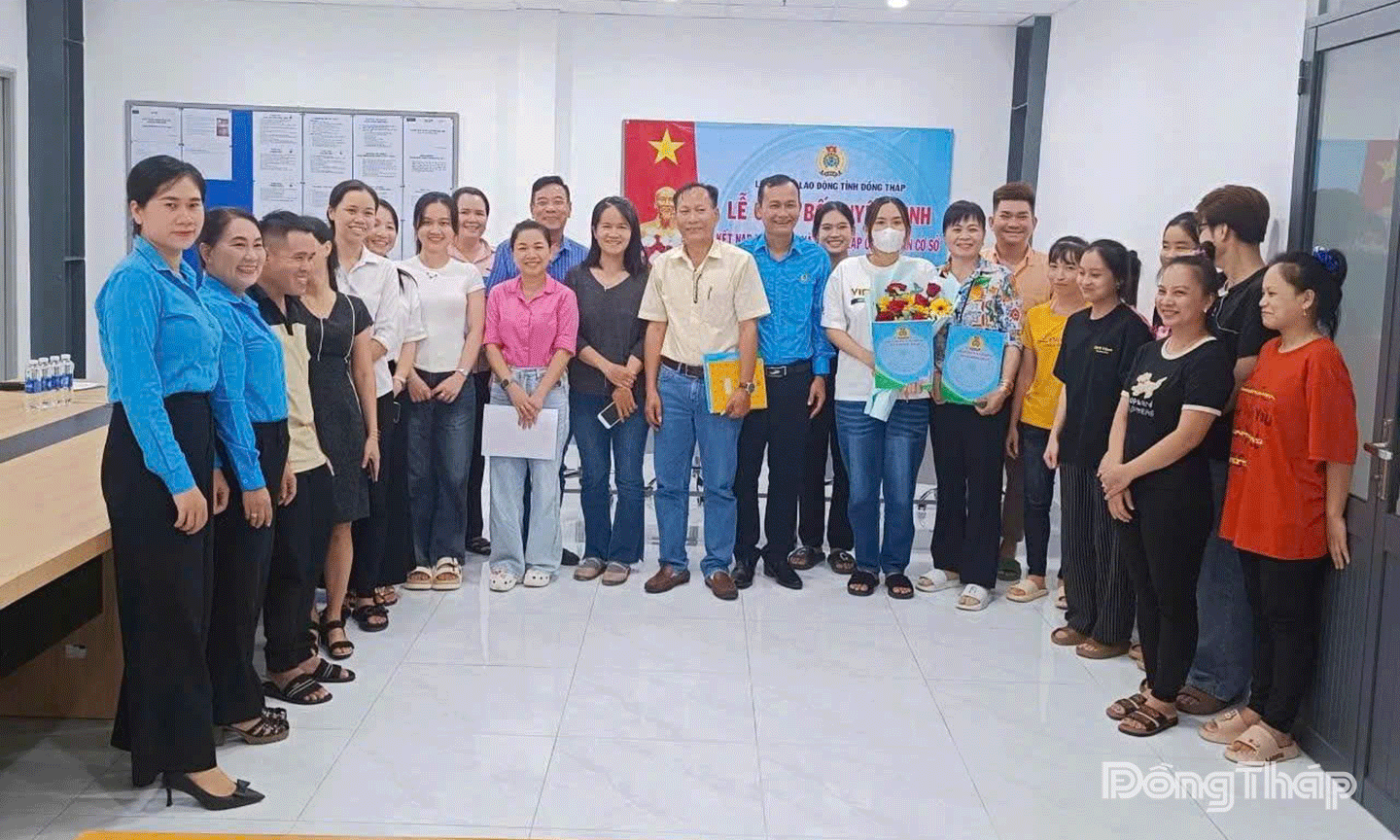 LĐLĐ tỉnh, Công ty TNHH Sản xuất Market Fit Việt Nam chụp ảnh lưu điệm với Ban Chấp hành CĐCS lâm thời và đoàn viên CĐCS Công ty TNHH Sản xuất Market Fit Việt Nam
