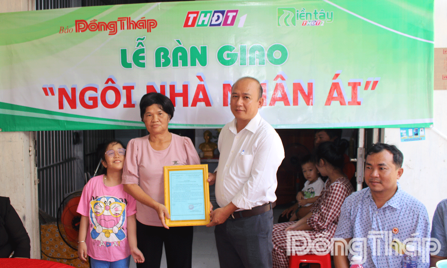 Lãnh đạo xã Cái Bè trao quyết định trao quyết định trao nhà cho gia đình chị Loan. 