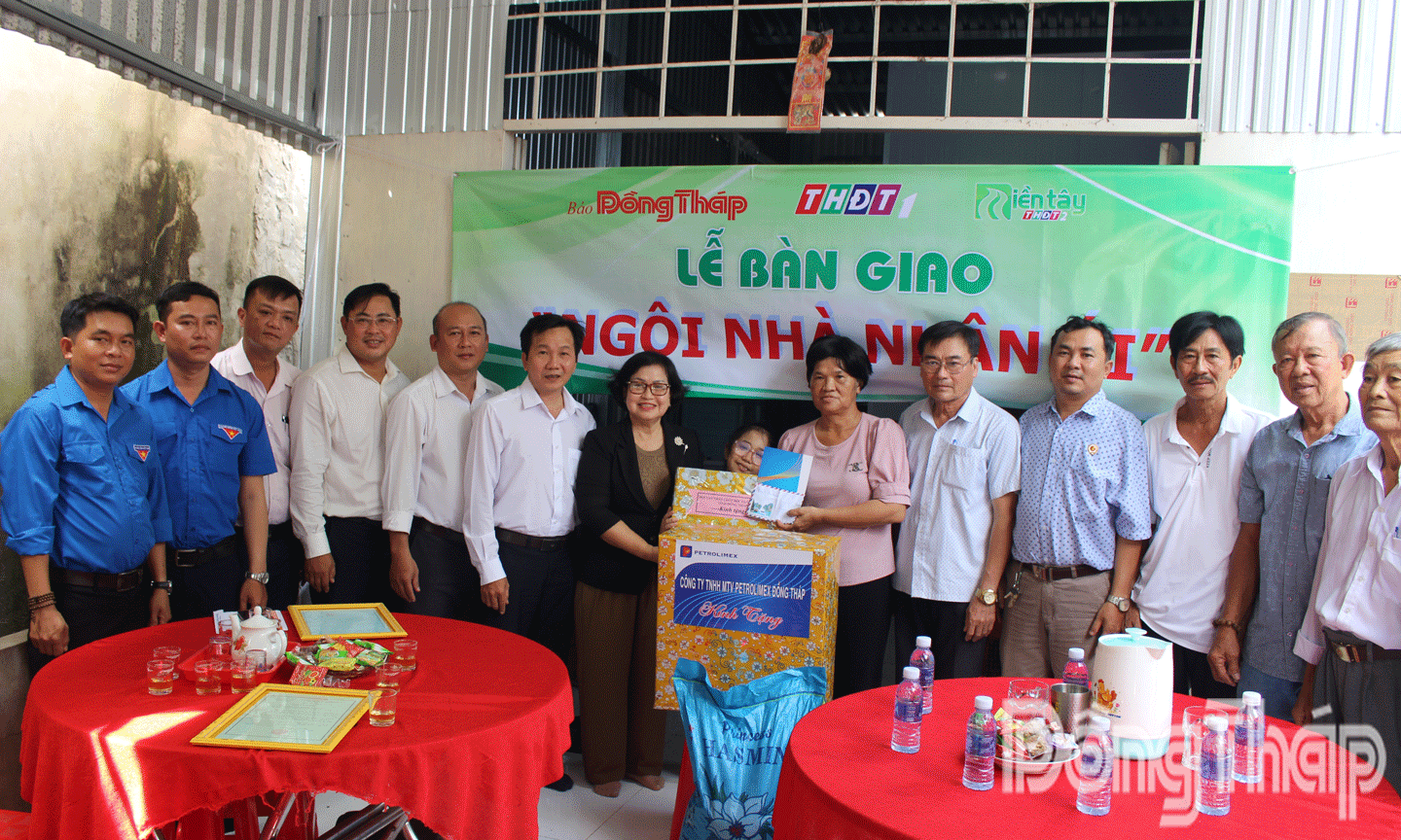 Các đại biểu chụp hình lưu niệm. 