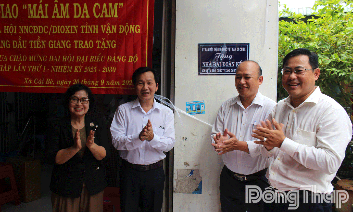 Các vị lãnh đạo chúc mừng căn nhà mới gia đình chị Loan. 