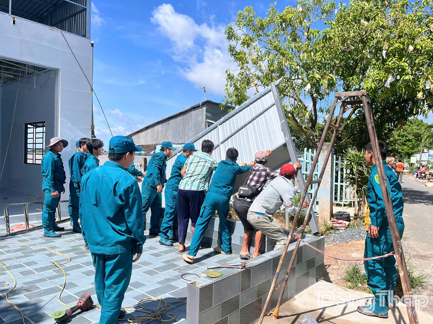 Lực lượng dân quân tự vệ cùng với người dân tham gia khắc phục sạt lở.