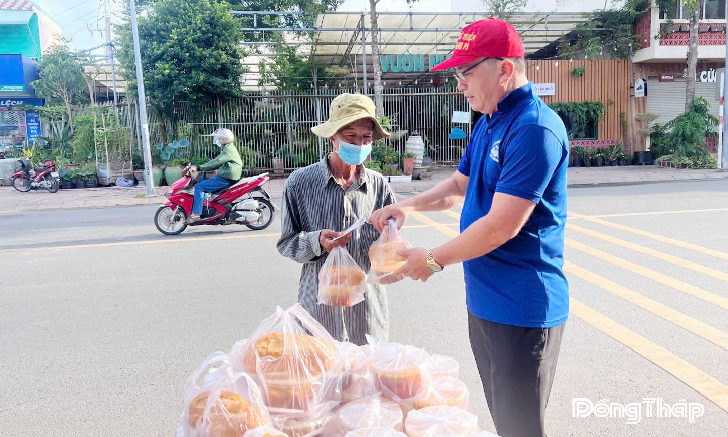 Anh Vương Hữu Lộc phát những suất ăn miễn phí cho người dân.