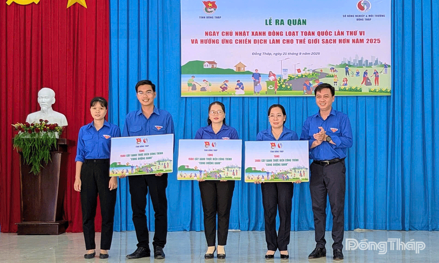 Thường trực Tỉnh đoàn và đại diện Sở Nông nghiệp và Môi trường trao bảng tượng trưng công trình “Cung đường xanh” cho các đơn vị